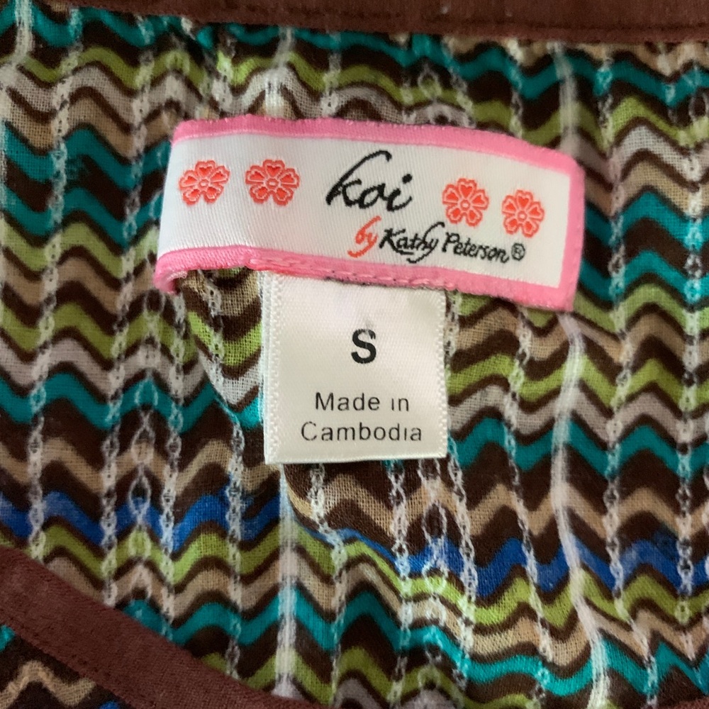 Koi scrub top. - Picture 4 of 4